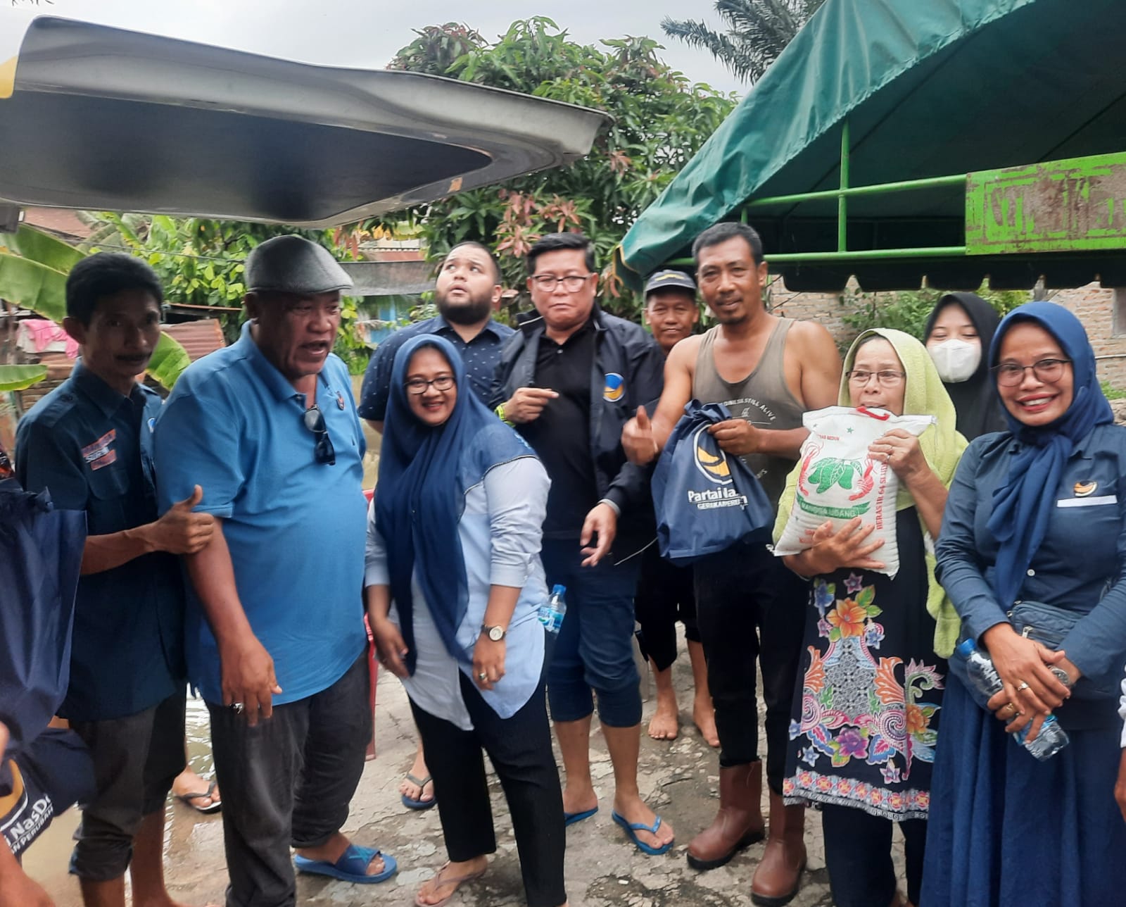 NasDem Sergai Bantu Warga Terdampak Banjir di Seirampah 