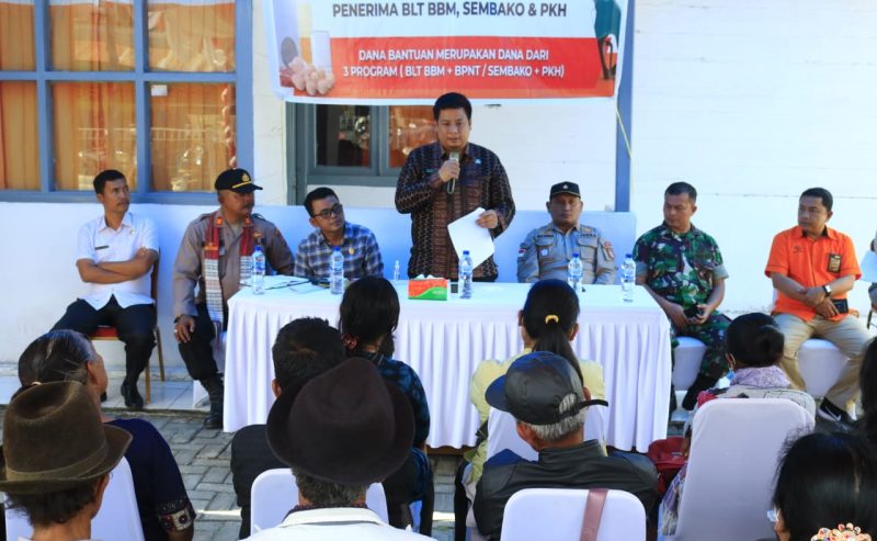 Bupati Samosir Salurkan Bansos ke Kelompok Penerima Manfaat