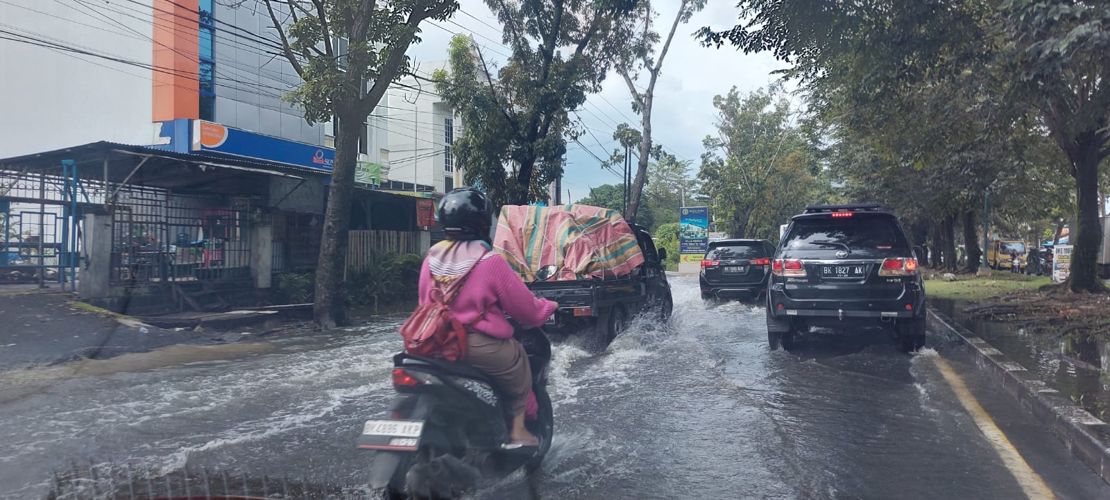 Genangan Air di Jalan Ngumban Surbakti Belum Surut