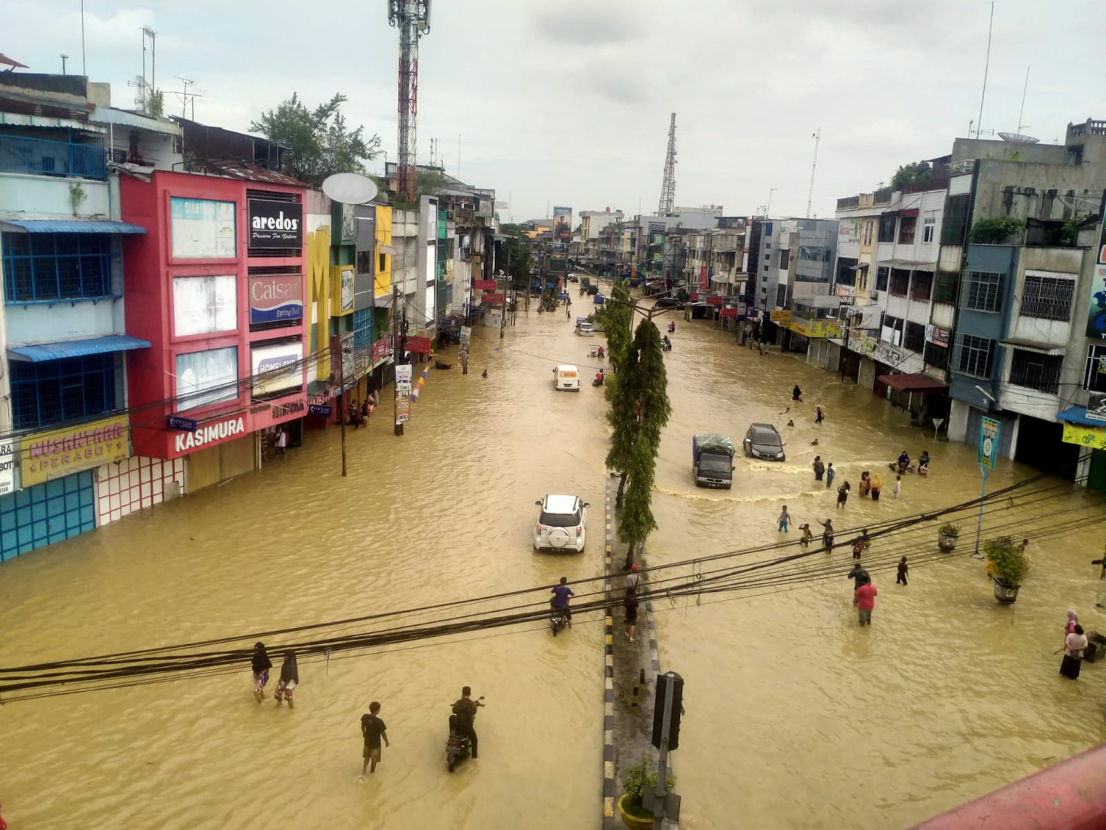 Sejumlah Jalan di Kota Medan Terendam Air Hingga Ketinggian Capai 30-100 Cm, Sembilan Kecamatan dan 17 Kelurahan Terimbas Banjir