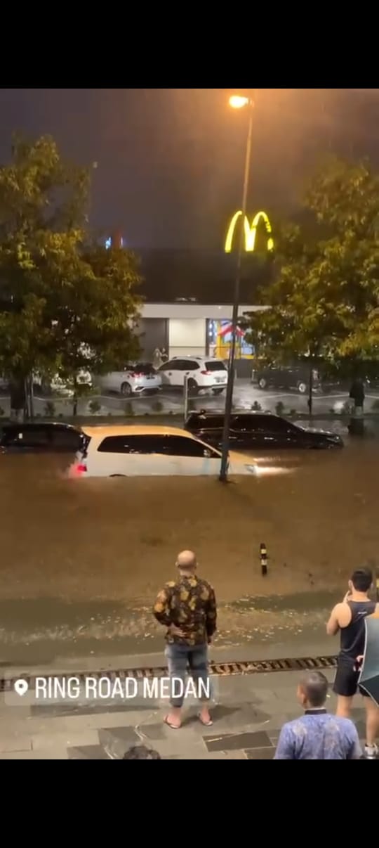 Hujan Deras di Kawasan Medan, Mobil Nyaris Tenggelam