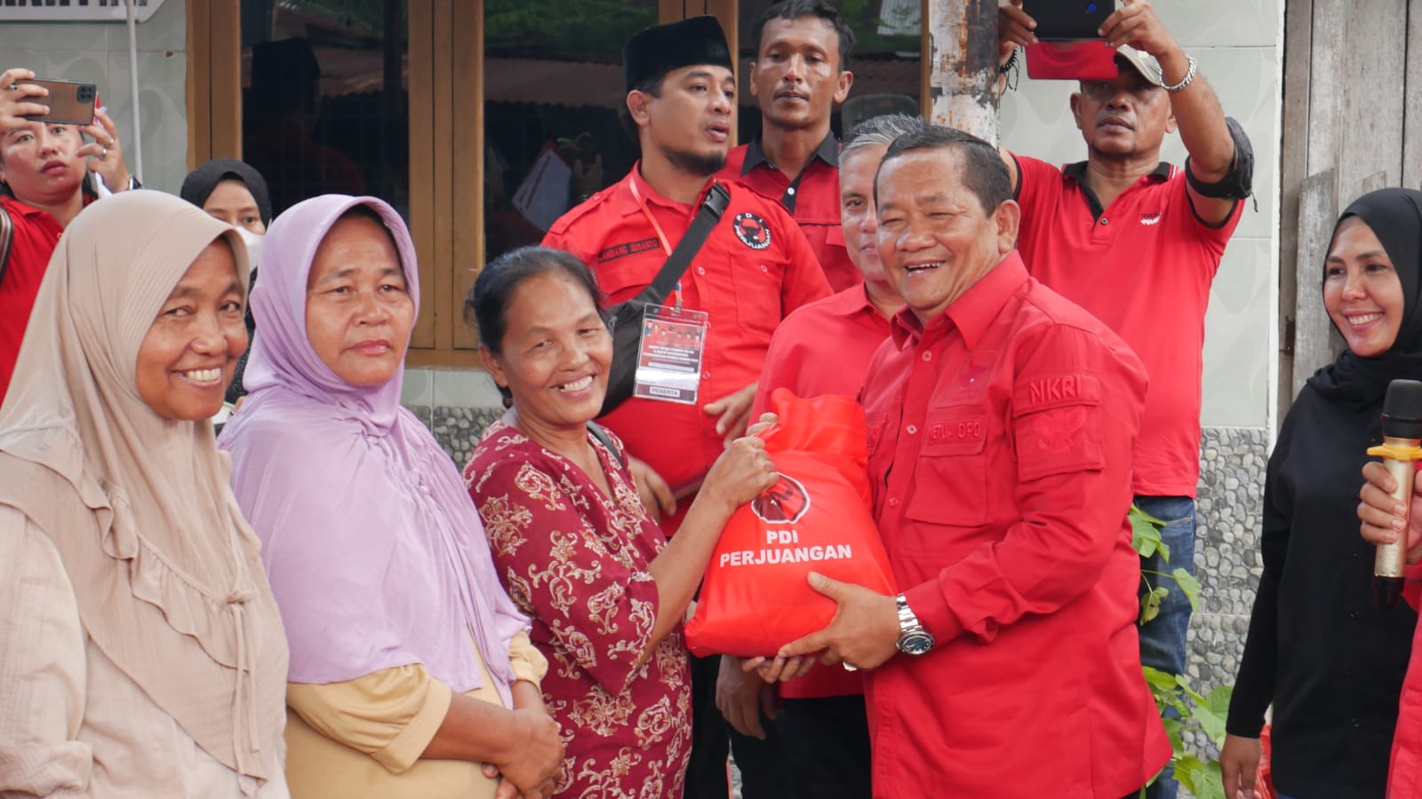 PDI Perjuangan Sumut Gelontorkan 6.000 Paket Sembako di Tiga Kabupaten Labuhanbatu