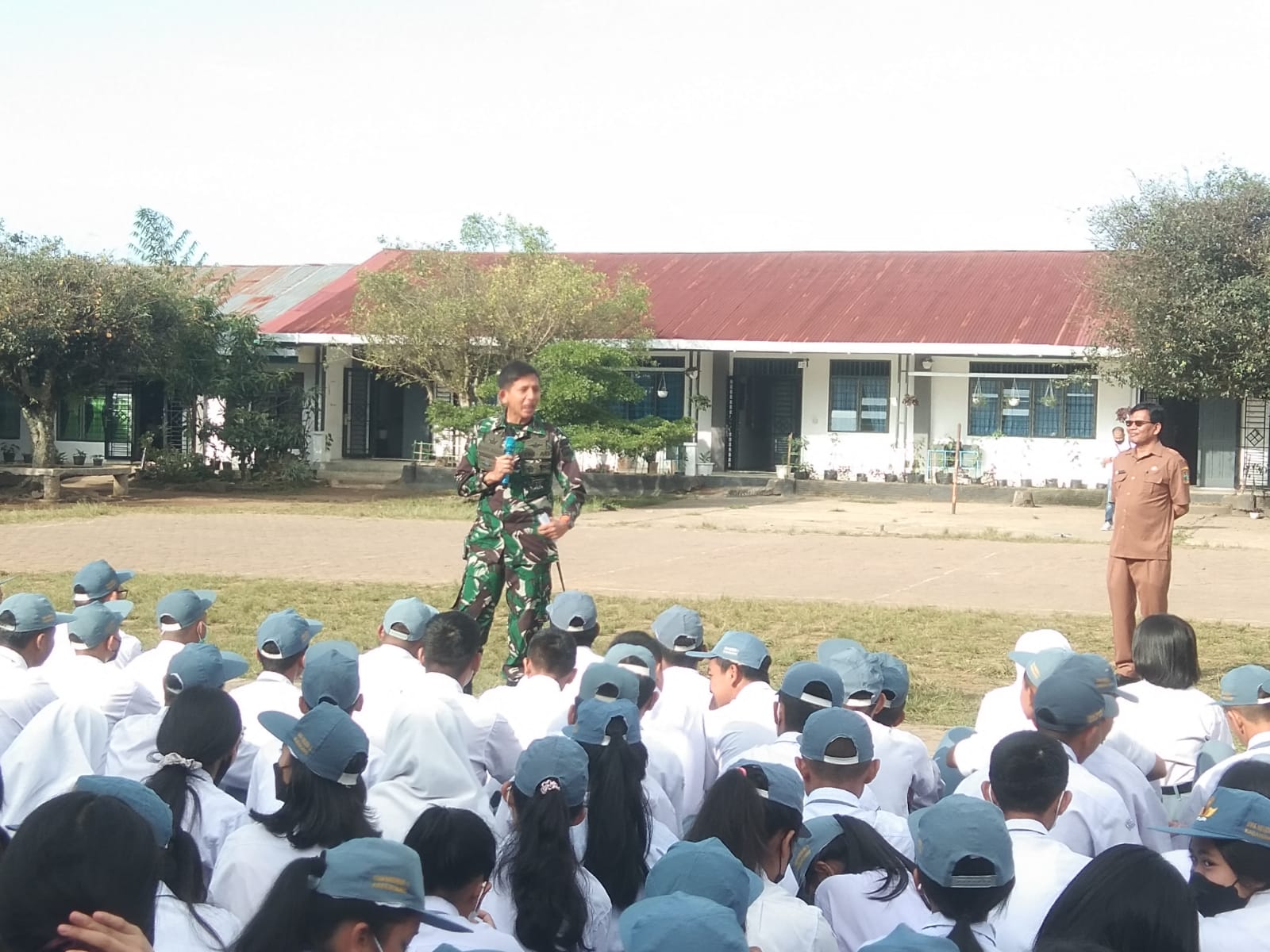 Kunjungi Sekolah-sekolah di Karo, Dandim 0205/TK Berikan Pembinaan Wawasan Kebangsaan