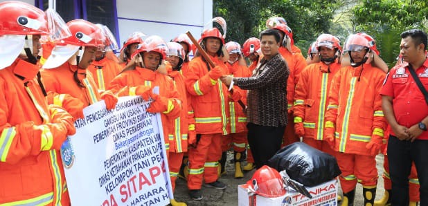 Kelompok Tani Peduli Api Samosir Dikukuhkan, Bupati Vandiko Saksikan Simulasi Pemadaman