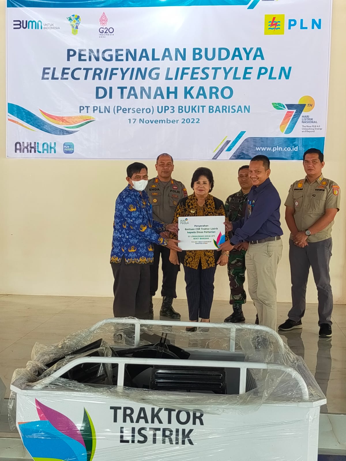 PLN UP3 Bukit Barisan Serahkan Bantuan Traktor Listrik ke Dinas Pertanian Karo