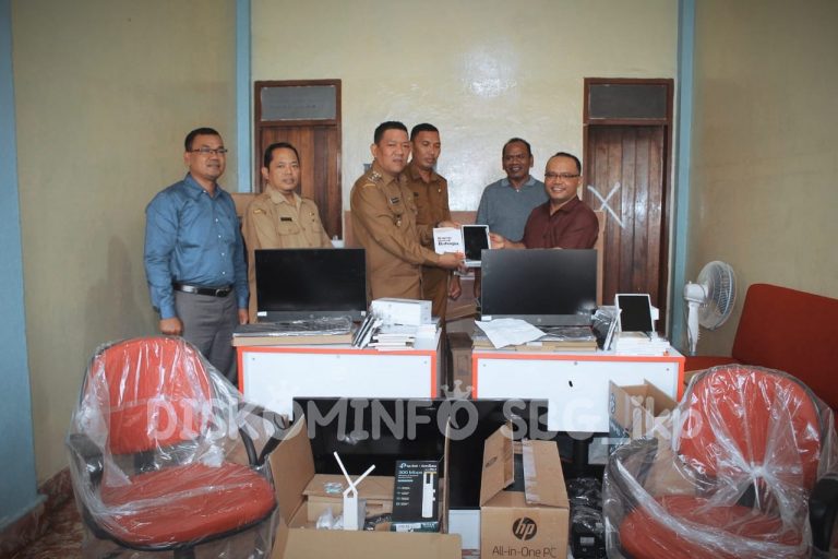 Wakil Wali Kota Pantas Maruba Lumban Tobing Serahkan Bantuan Pocadi pada Rumah Pembinaan Keuskupan Sibolga