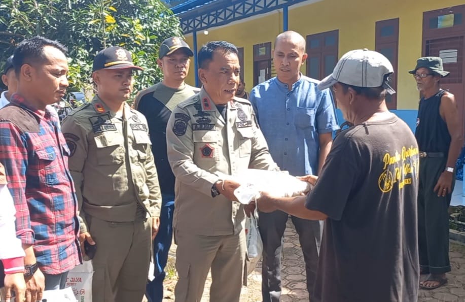 Kasatpol PP dan Kadin Batubara Beri Bantun Korban Banjir