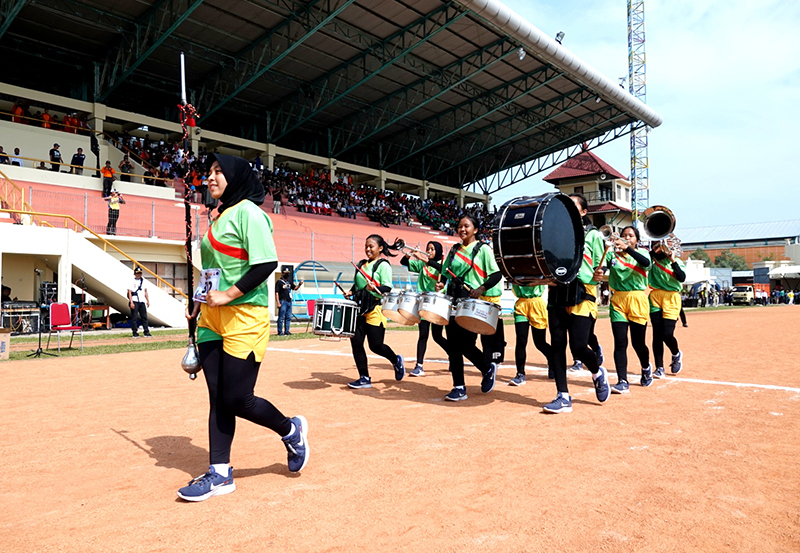 Gubernur Edy Nonton Langsung Penampilan Drumband Sumut di Madiun