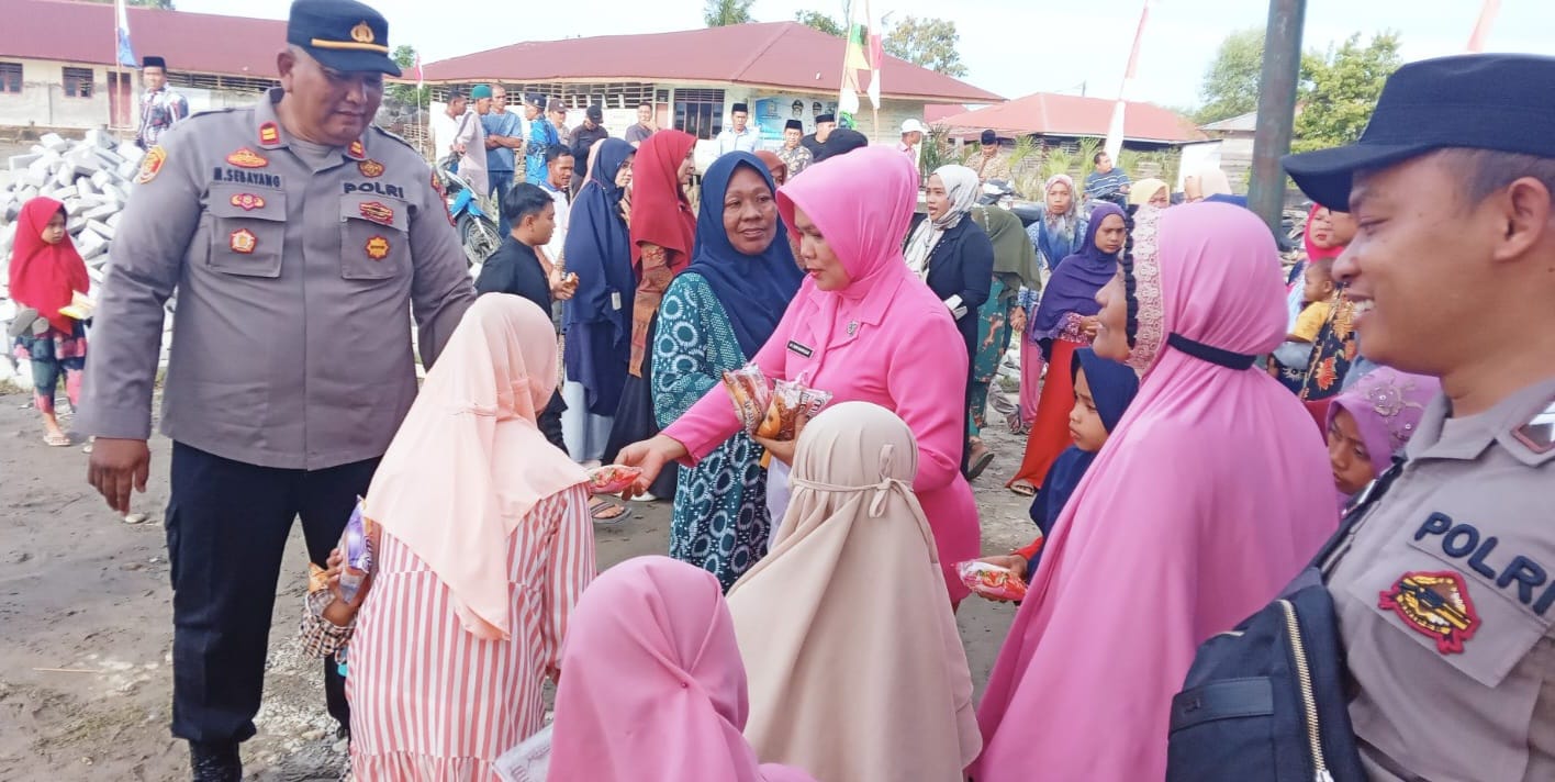 Polsek Gebang Dengar Curhat Warga dan Berbagi Kasih pada Anak-anak Pesisir Pantai