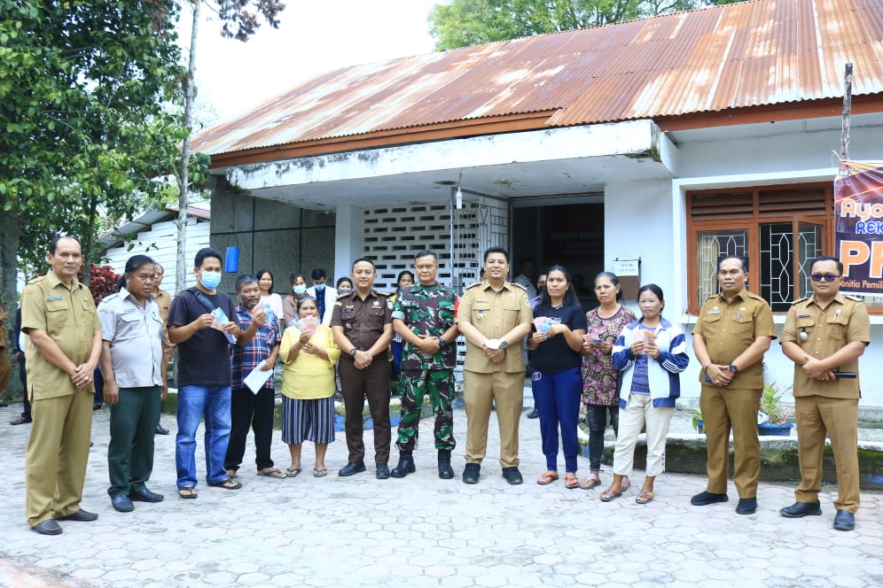 Bupati Samosir Serahkan Bansos Dampak Inflasi Kenaikan BBM pada Warga