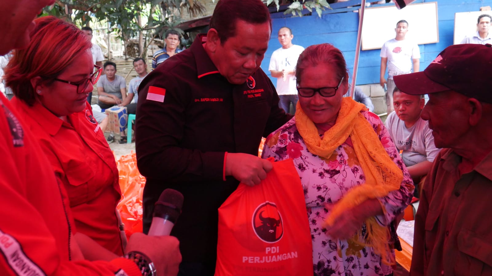 PDIP Peduli, Rapidin Simbolon Kunjungi Korban Tanah Longsor di Barus Utara