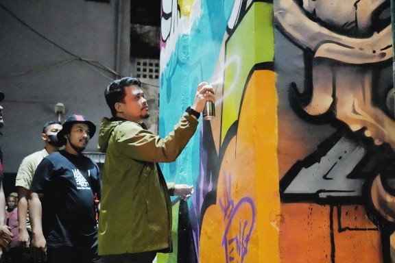 Puluhan Penggiat Seni Mural Sulap 11 Pilar Jalur Layang KA Medan