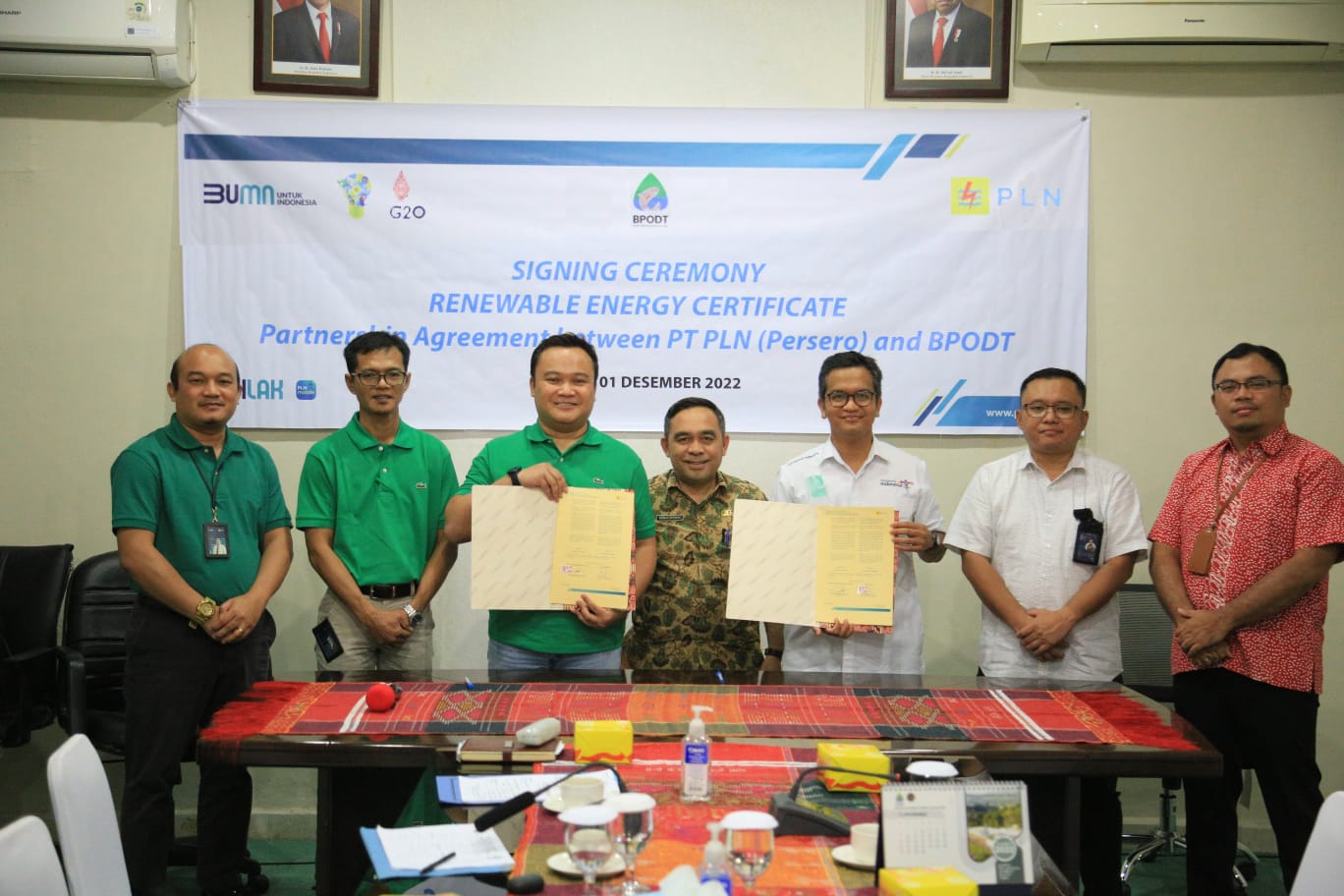 PLN Serahkan Sertifikat REC Pertama di Indonesia Untuk Kawasan Danau Toba