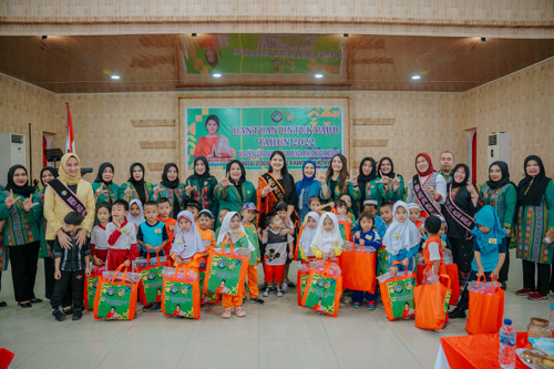 Ny Kahiyang Ayu Bantu Perlengkapan Sekolah 200 Anak PAUD