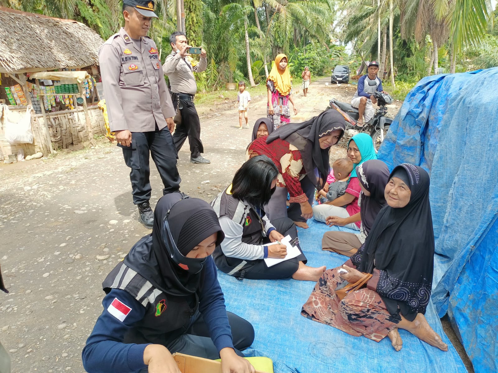 Warga Terdampak Banjir di Hinai Dapat Layanan Kesehatan dari Tim Dokkes Polres Langkat