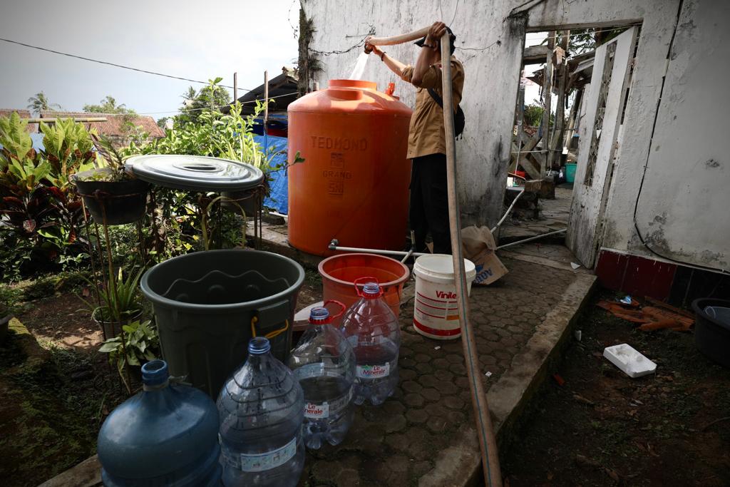 Distribusi Air Bersih Lancar, Kebutuhan Harian Pengungsi Terpenuhi