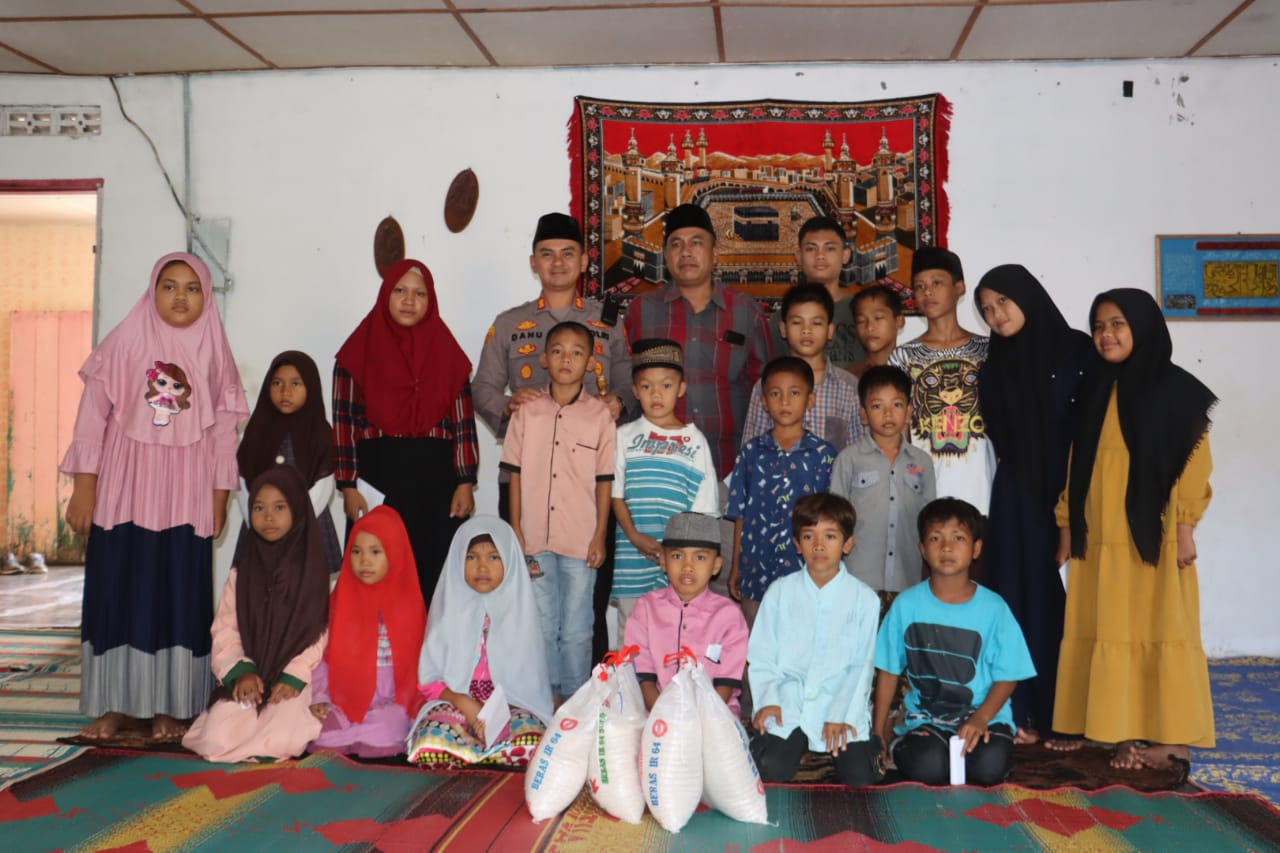 Serahkan Sembako, Kapolres Langkat Beri Semangat Anak Panti Asuhan Amal Washliyah Tanjungpura
