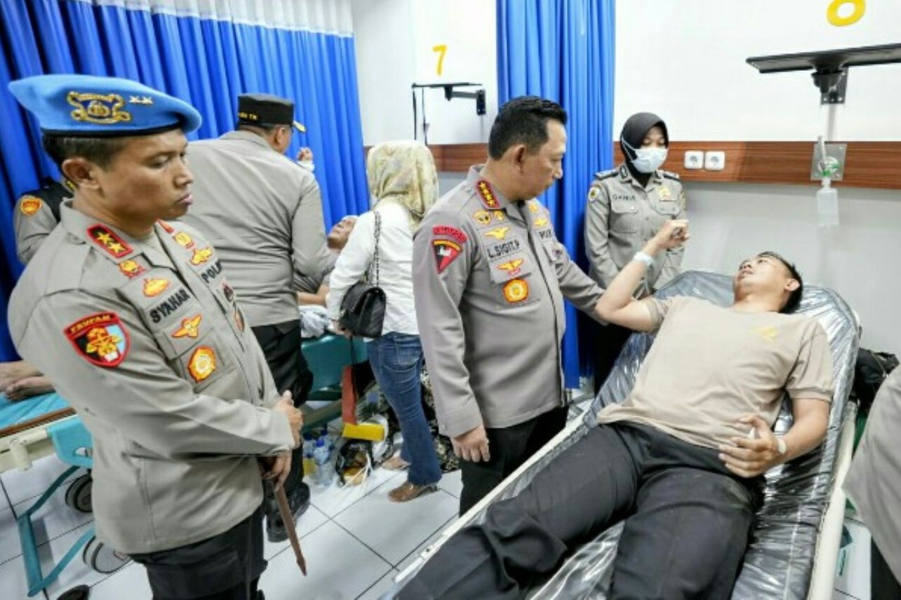 Kapolri Jenguk Korban Pasca Bom Bunuh Diri di RS Immanuel Bandung