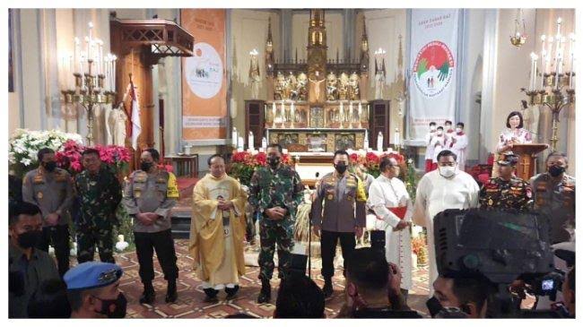 Kapolri & Panglima TNI Tinjau Misa Natal 2022