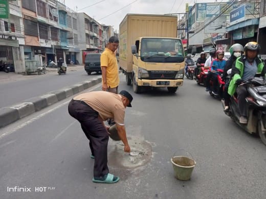 Medan Perjuangan Gotong Royong Bersihkan Sampah, Median & Patching di Jalan HM Yamin