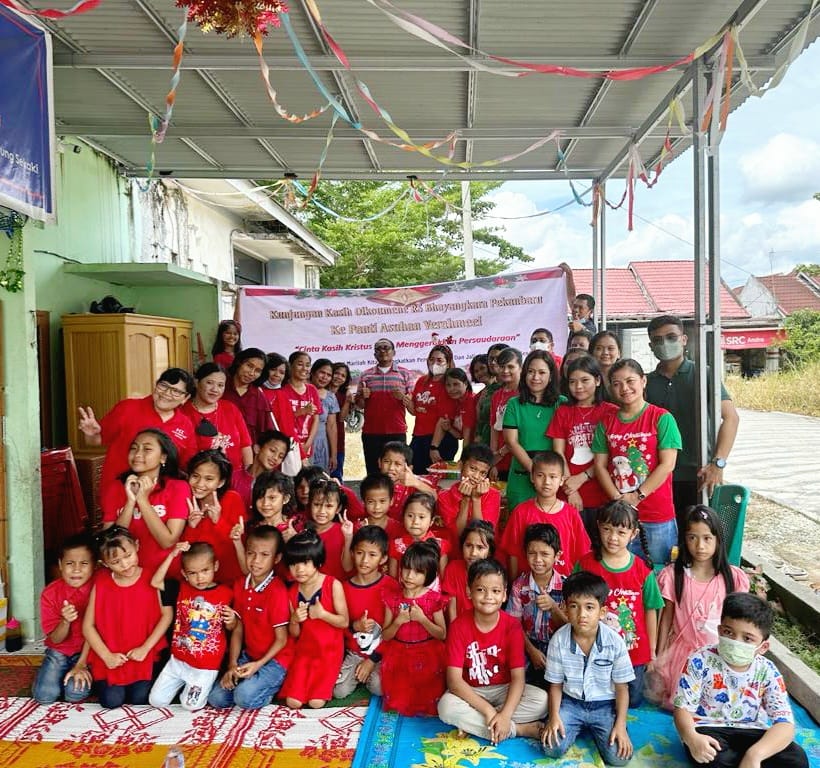 Persekutuan Kristen Oikoumene RS Bhayangkara Pekanbaru Gelar Natal Bersama Anak-anak Panti Asuhan