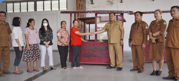 Pemkab Nias Selatan Serahkan Bantuan Pengembangan Usaha dan Gerobak Bagi Pelaku UMKM