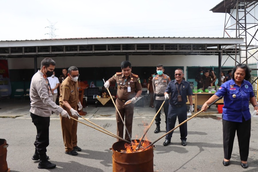 Kejari Binjai Lakukan Pemusnahan Barang Bukti yang Telah Inkrah