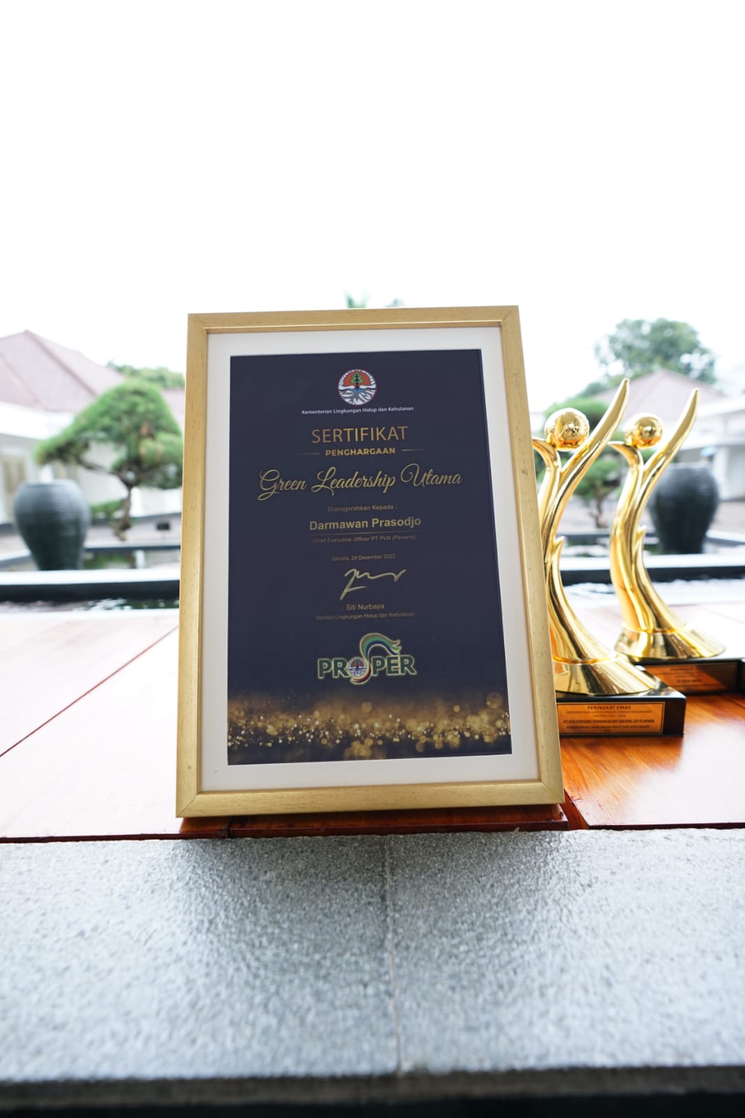 Dirut PLN Darmawan Prasodjo Dianugerahi Green Leadership Utama dari Pemerintah RI