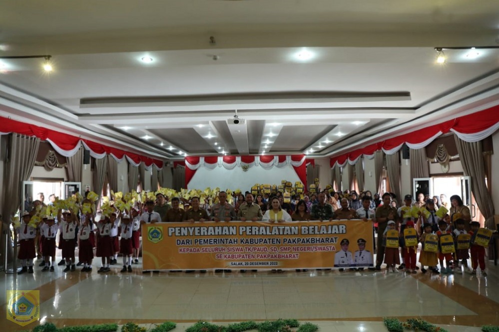 Pemkab Pakpak Bharat Bagikan Alat Belajar pada Siswa