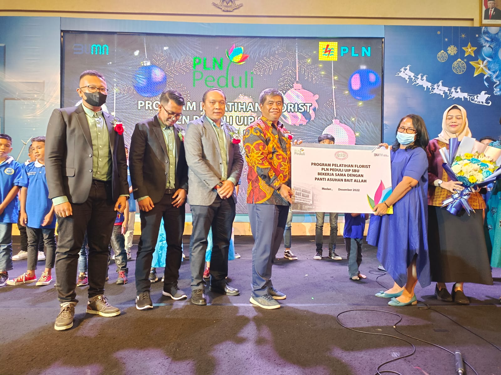 GM PLN UIP Sumbagut Serahkan Bantuan Pelatihan Florist ke PA Bait Allah