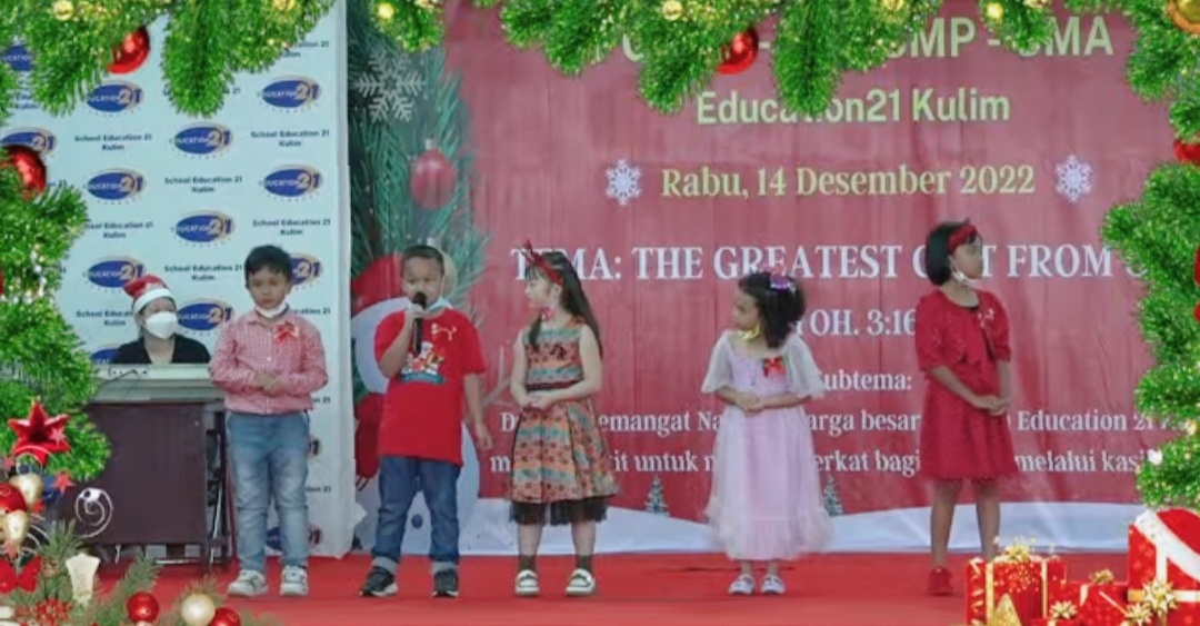 Perayaan Natal Sekolah Education 21 Pekanbaru Dimeriahkan Pemberian Bingkisan dari Sinterklas