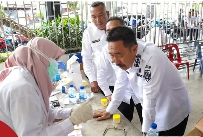 Personel Satpol PP dan Damkar Labusel Dites Urine Secara Mendadak