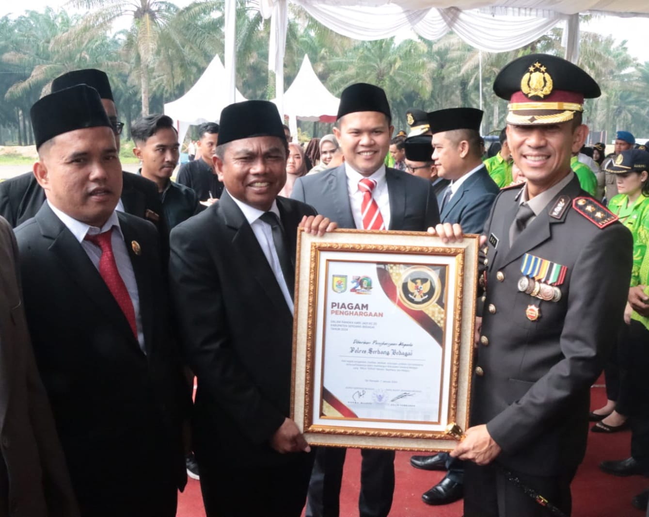 Meski Diguyur Hujan, Upacara Peringatan Hari Jadi ke-20 Kabupaten Sergai Berlangsung Khidmat