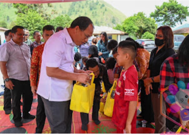 Bupati Humbahas Serahkan Bantuan Keperluan Sekolah di Desa Simangulampe Baktiraja