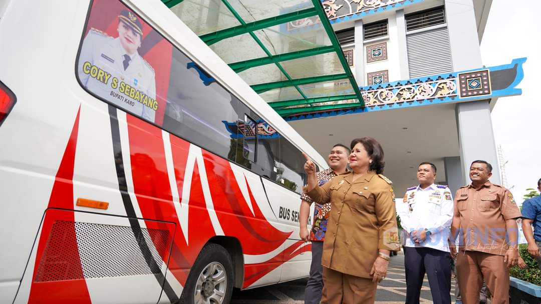 Bupati Karo Terima Bantuan Bus Sekolah Program Aspirasi
