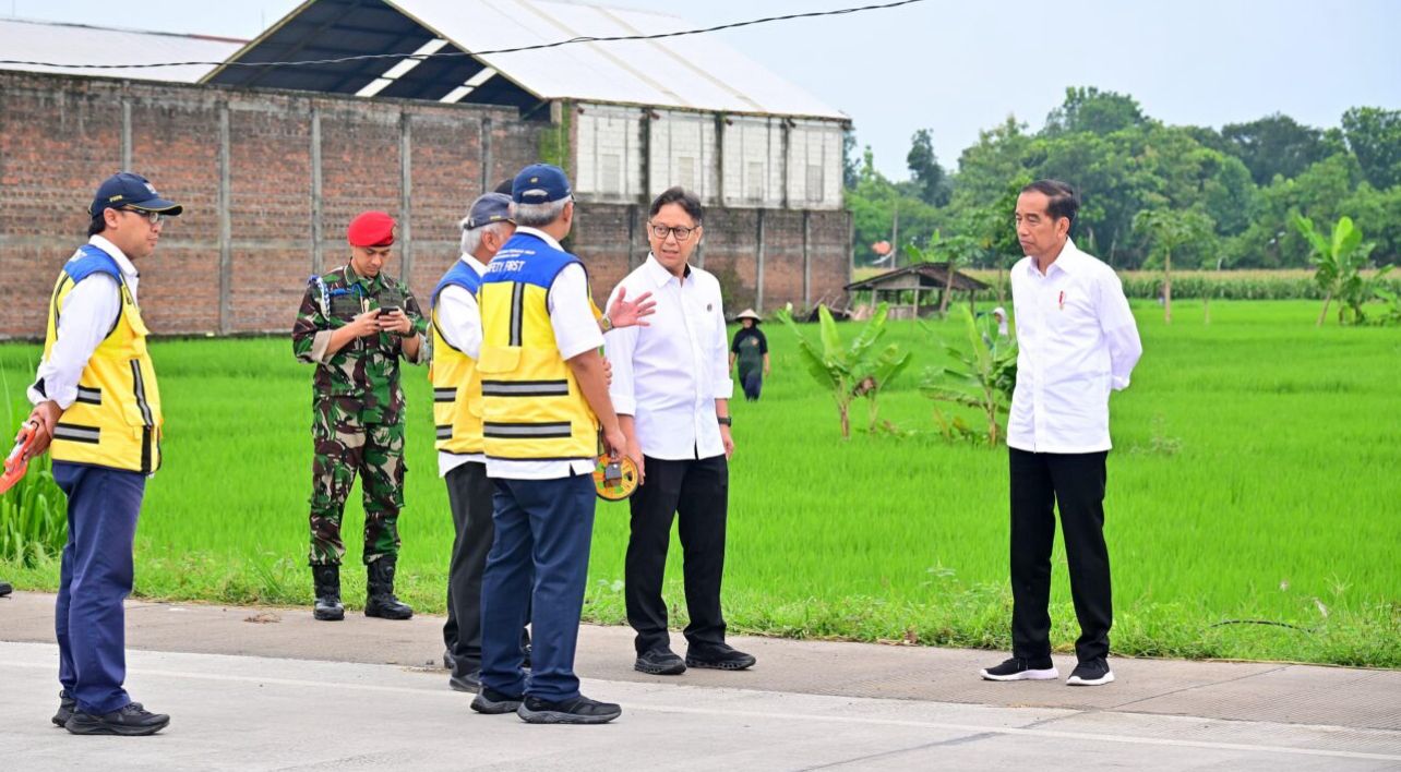 Presiden Jokowi Tinjau Ruas Jalan Surakarta-Gemolong-Purwodadi