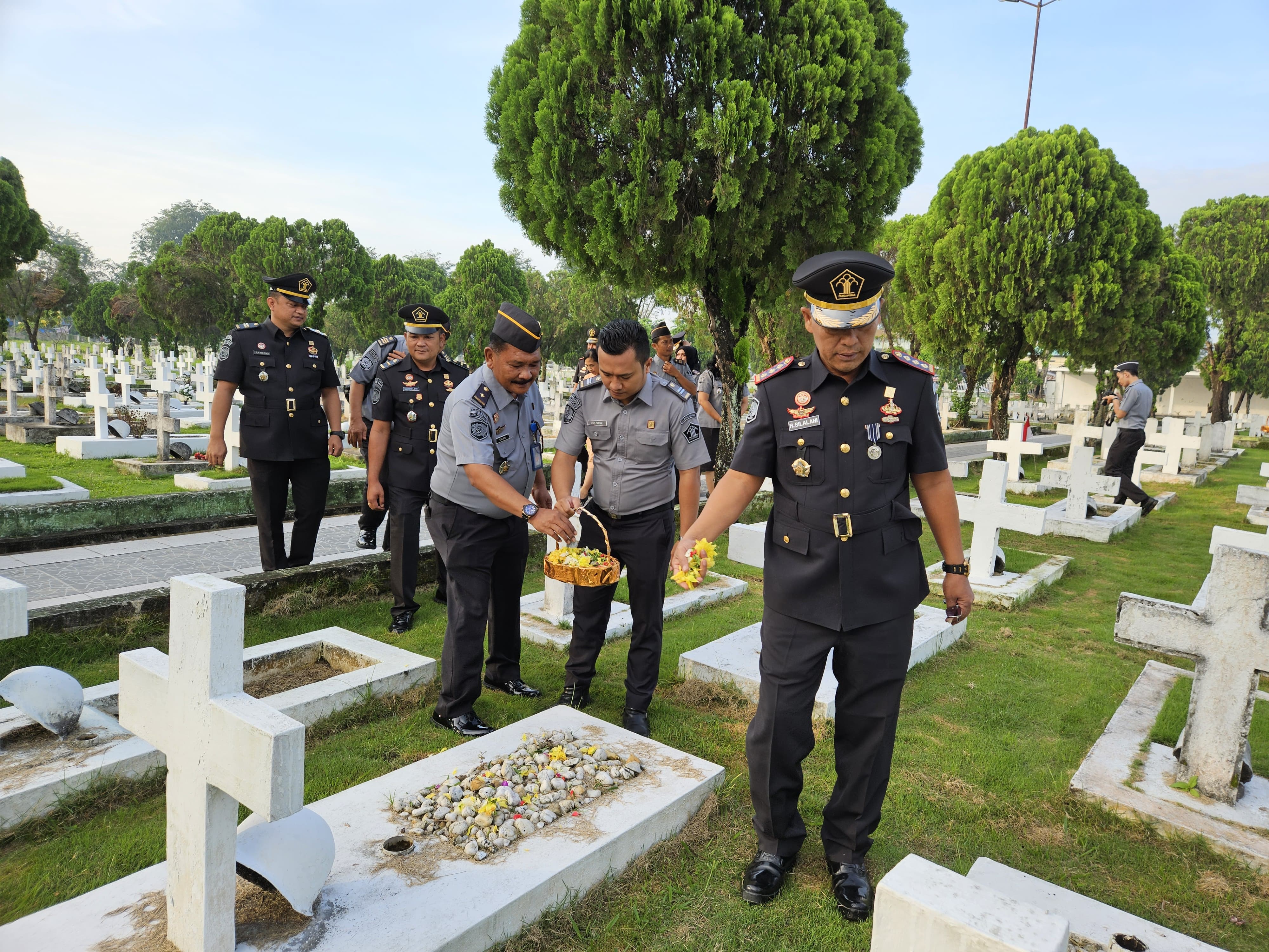 Peringati Hari Bhakti Imigrasi ke-74, Lapas Pancurbatu Tabur Bunga di TMP