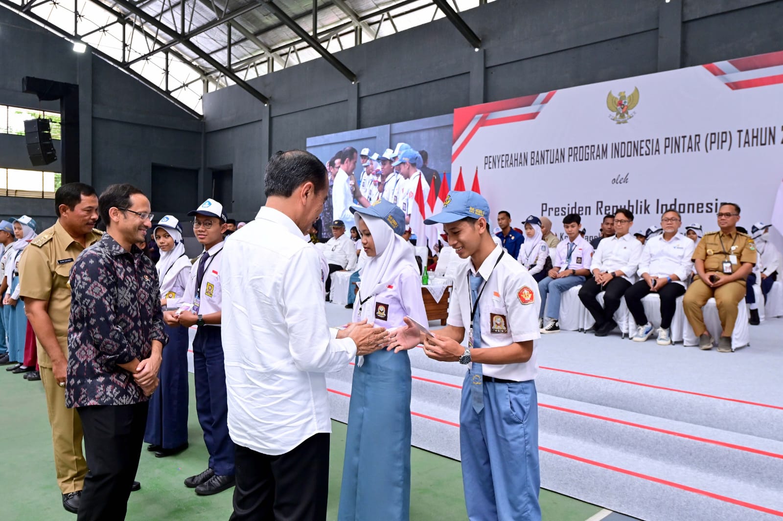 Presiden Jokowi Serahkan Bantuan Program Indonesia Pintar Tahun 2024