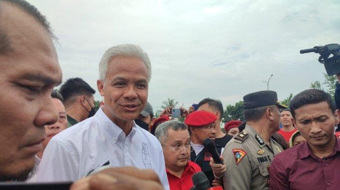 Ganjar Pranowo Kunjungi Permukiman Nelayan di Kampung Kurnia, Belawan Bahari