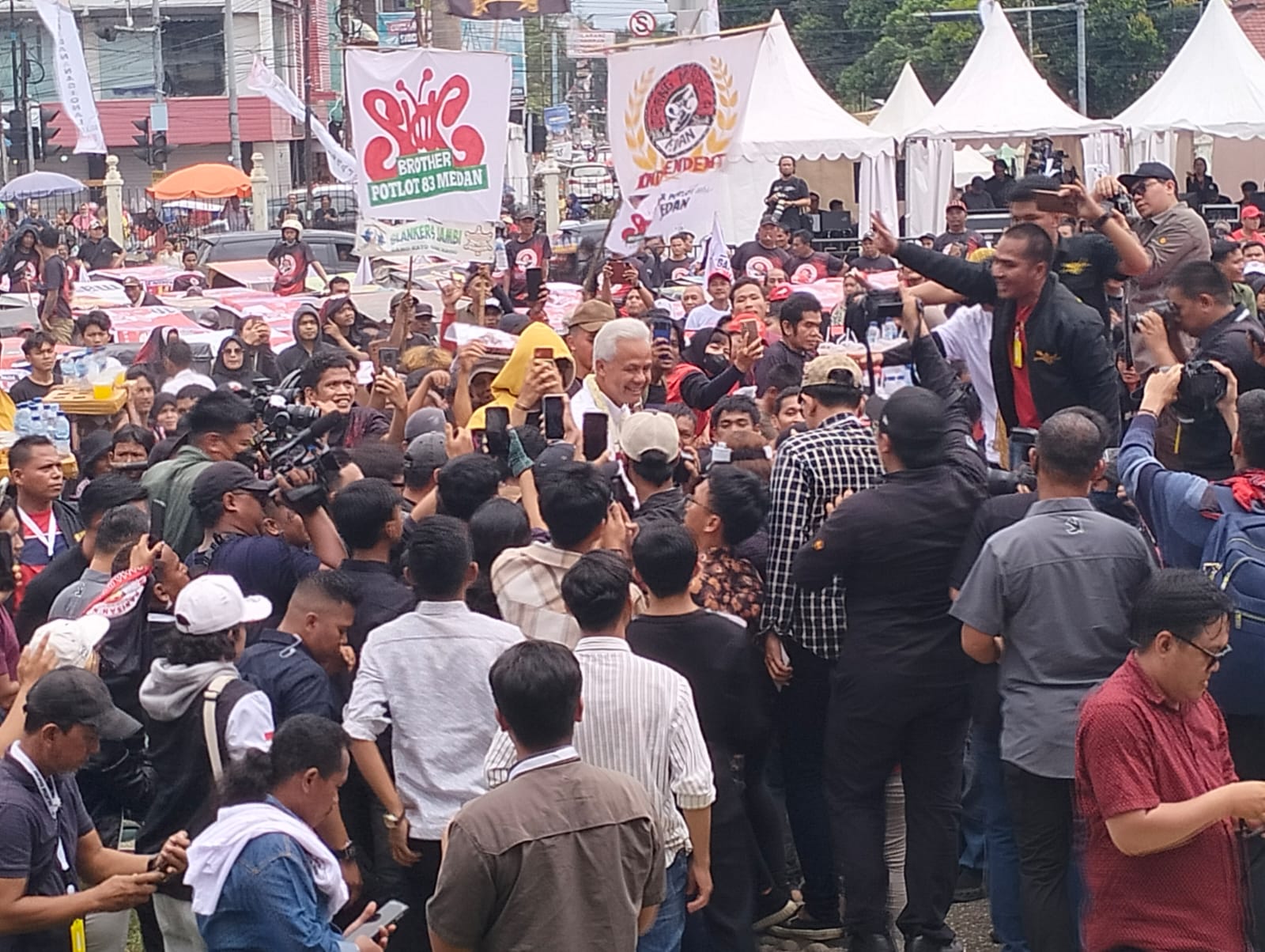 Ganjar Pranowo Bareng Slank Menyapa Warga Medan di Istana Maimun