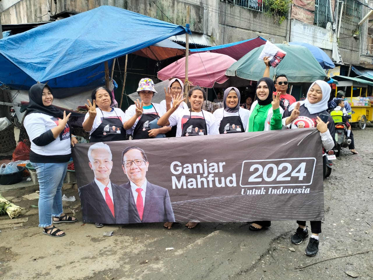 Relawan Arus Ganjar Canvassing ke Pasar, Pedagang: Ganjar Presiden Ku