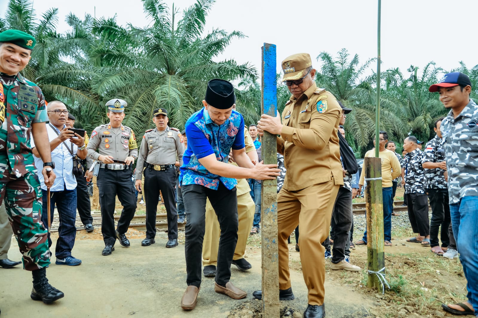 Pj Bupati Batubara Cabut Portal Jalan di Perlintasan KA Guna Percepat Akses Jalan