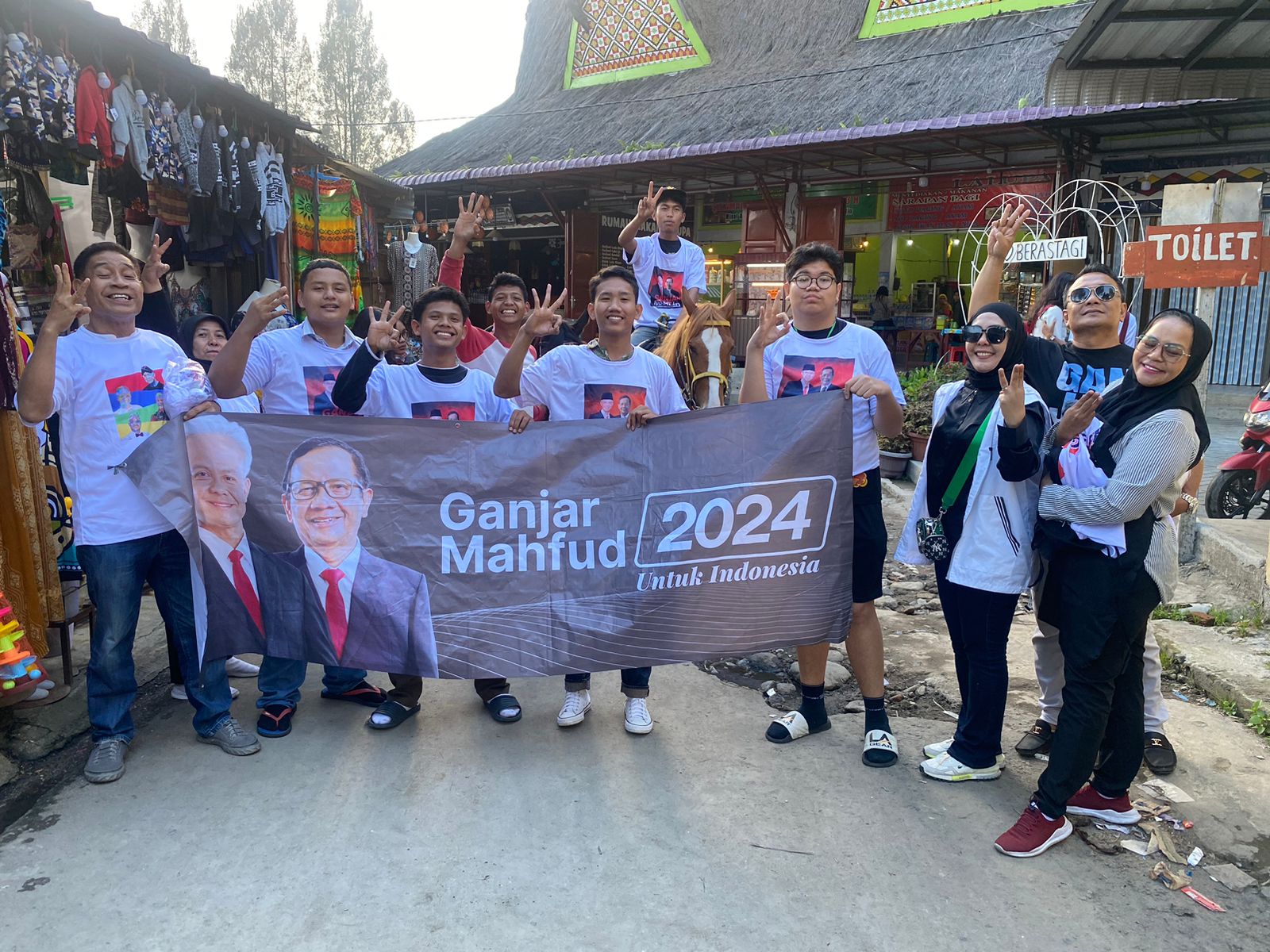 Kunjungi Pasar Buah Berastagi, Relawan Arus Ganjar Sumut Disambut Sejumlah Gen Z