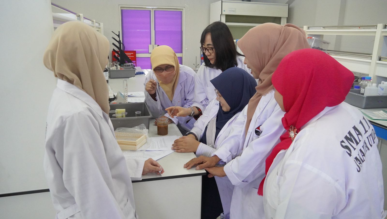Workshop Guru Kimia, Mengubah Persepsi Ilmu Sulit Jadi Mudah dan Menyenangkan