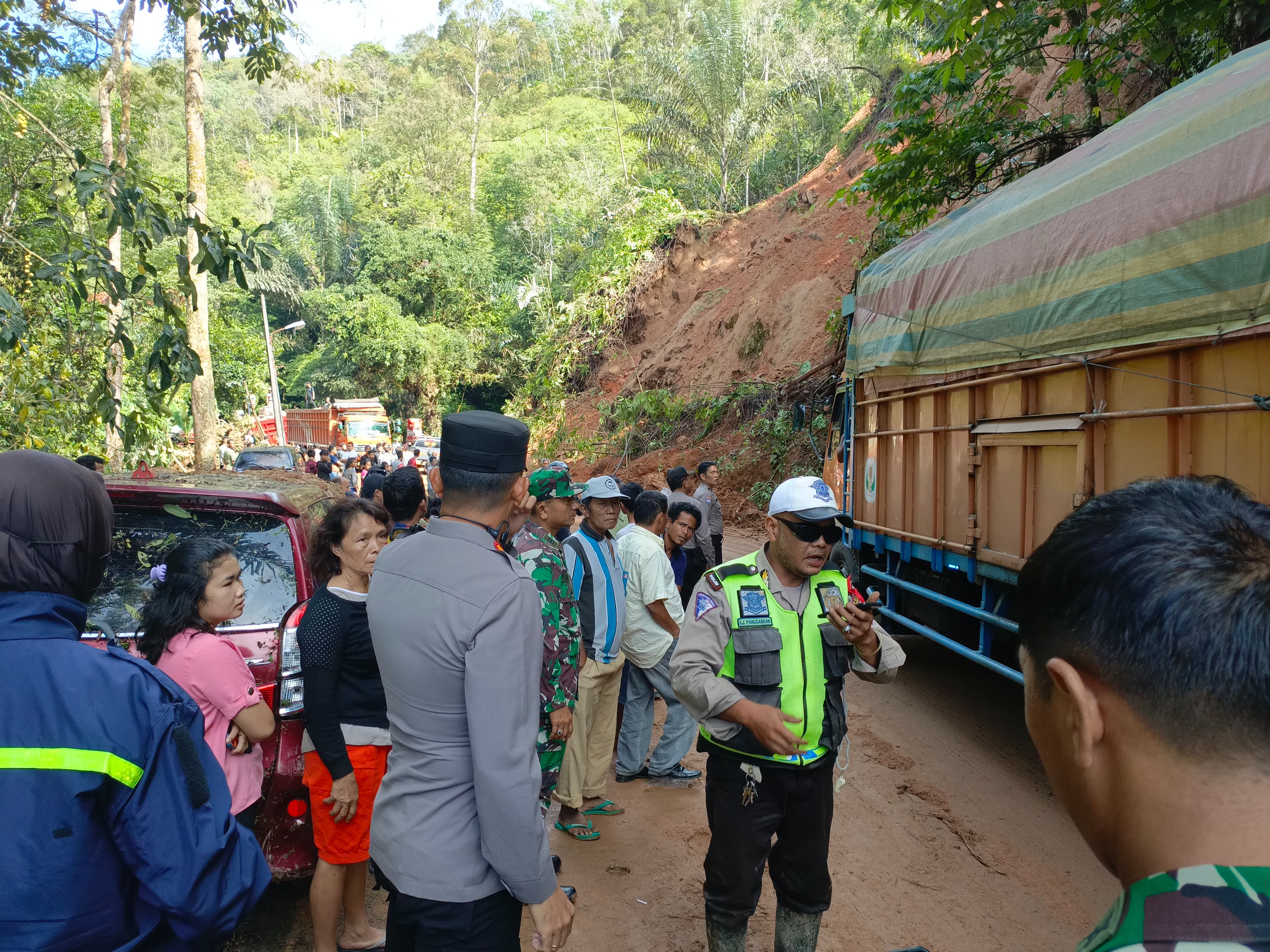 Polda Sumut, TNI, BPBD dan Masyarakat Telah Bersihkan Material Longsor Tutupi Jalan Lintas Tarutung-Sibolga