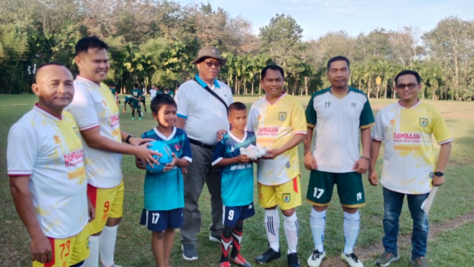 Bupati dan Wakil Bupati Sergai Berikan Sepatu Bola kepada Febri Yaudah dan Bola Kaki ke SSB Bintang Timur