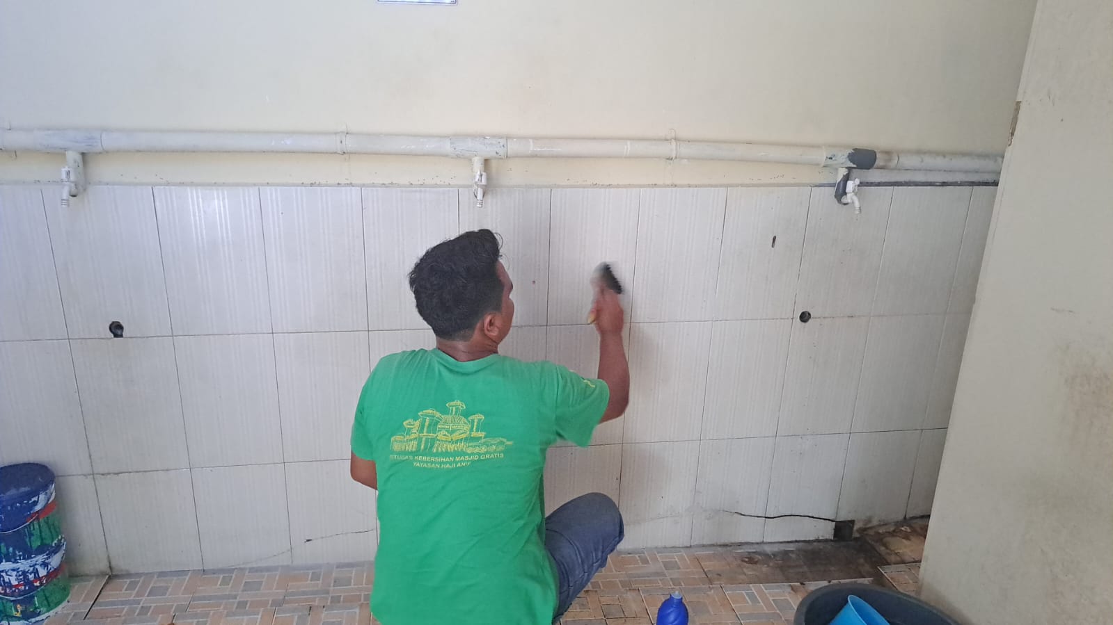 Kepedulian Ijeck di Hari Pers Nasional, Yayasan Haji Anif Bersihkan Musala Jurnalis