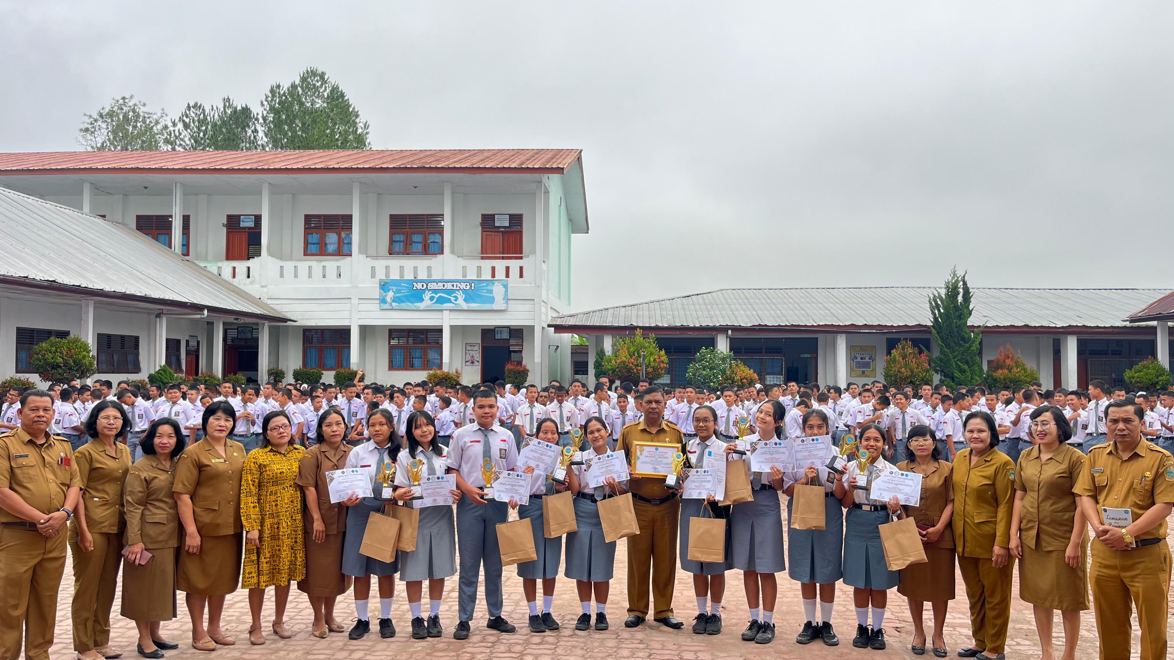 Siswa SMAN 1 Tarutung Dapat Penghargaan Bidang Literasi dari Sastra Media