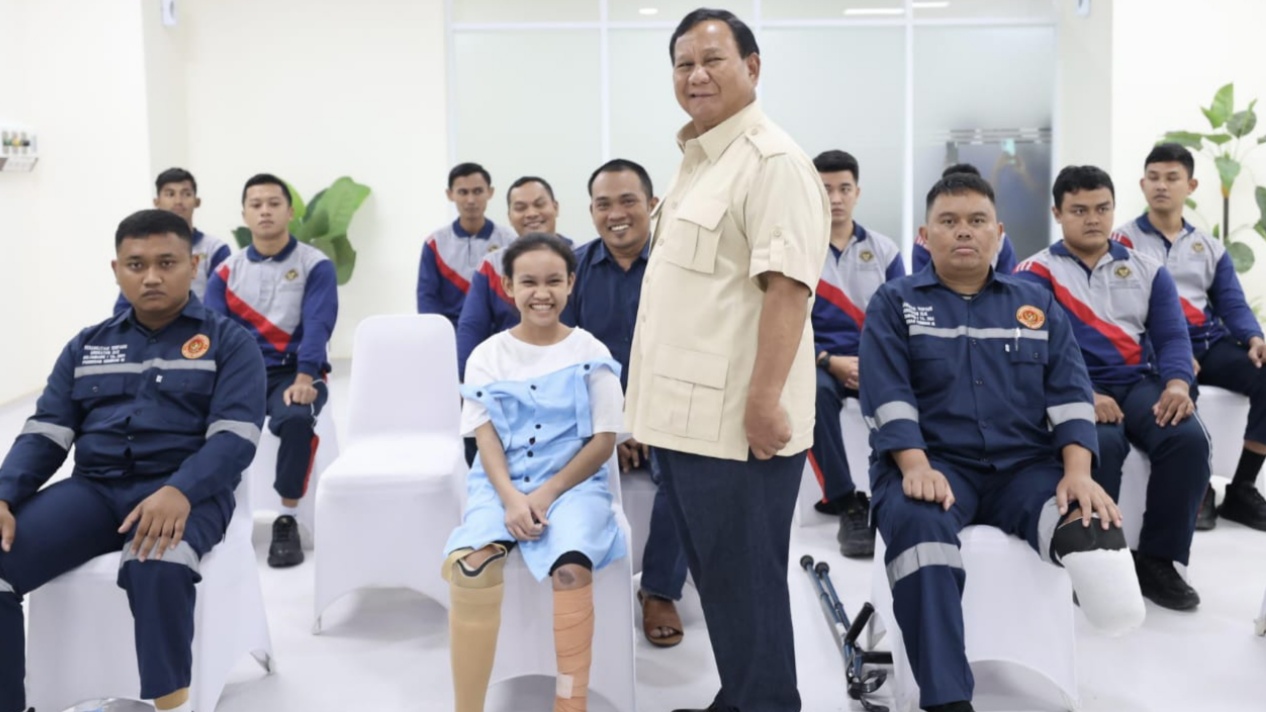 Prabowo Subianto Bantu Kaki Palsu Warga Labuhanbatu Korban Tertabrak Truk