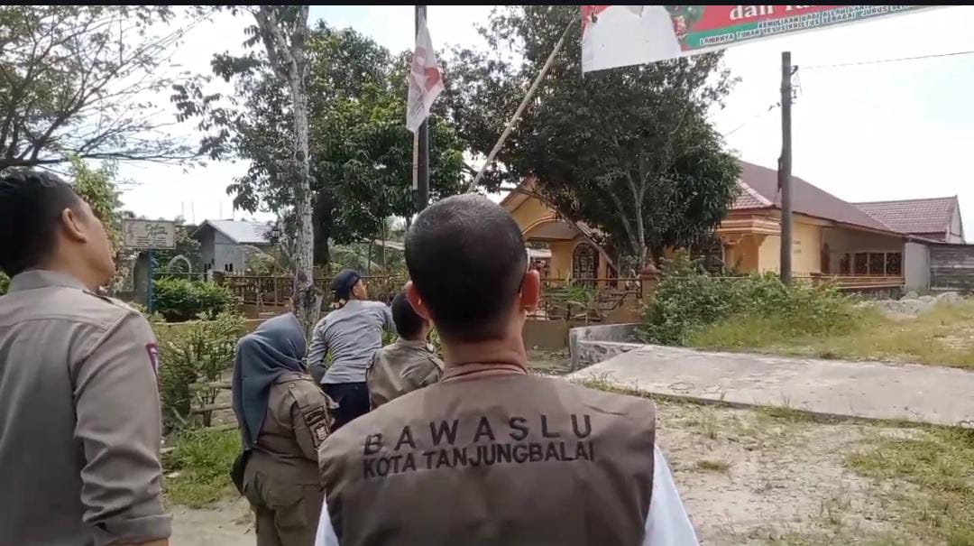 Bawaslu, Satpol PP, Dishub, TNI, dan Polisi Tanjungbalai Bahu-membahu Bersihkan APK